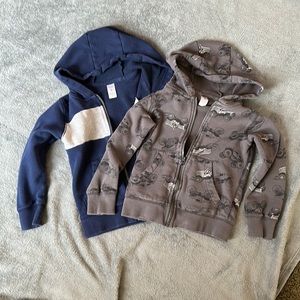 Boys zip up hoodies size 6 Carter’s kid.